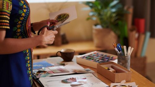 une femme en pleine activité artistique